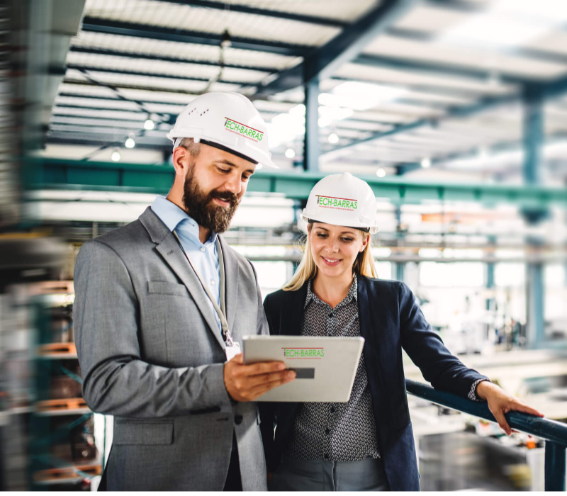 Equipe técnica da Tech Barras em fábrica de barramento blindado
